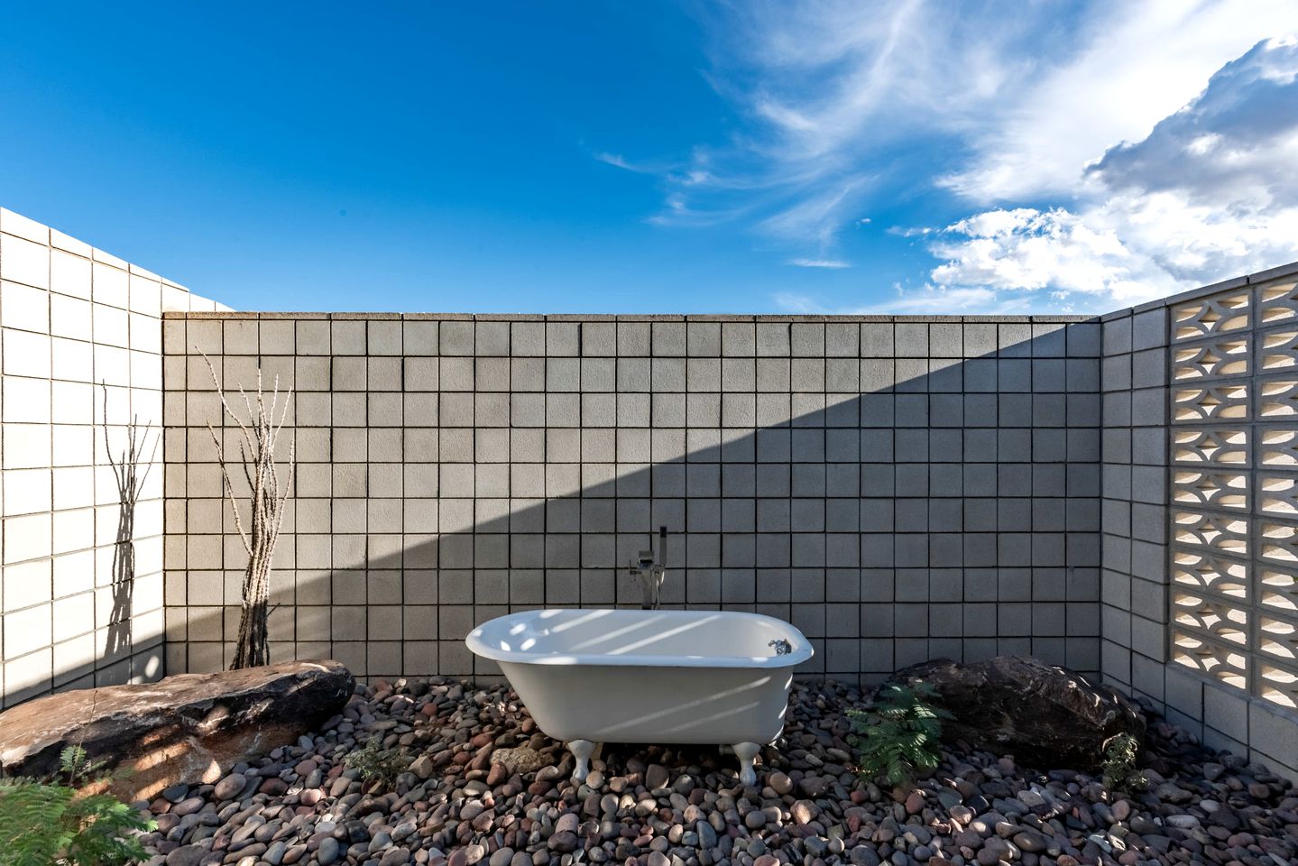Amazing Vacation Rental with Hot-tub and Stunning Views of the Desert in Joshua Tree, California