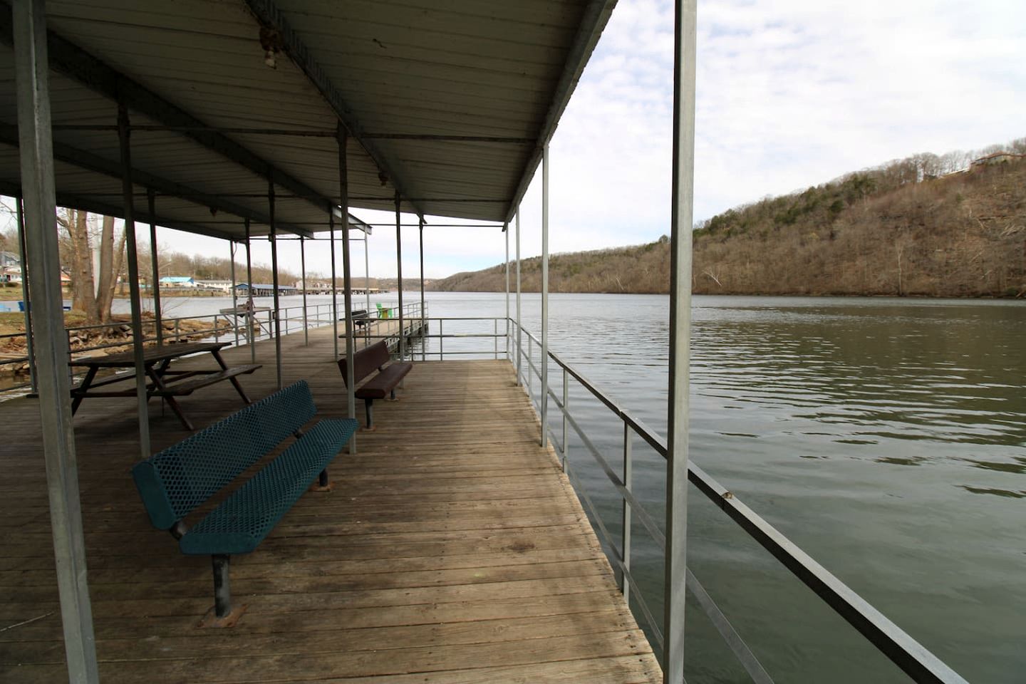 Cute Lakeside Cabin for an Unforgettable Fishing Adventure on Lake Taneycomo in Rockaway Beach, Missouri