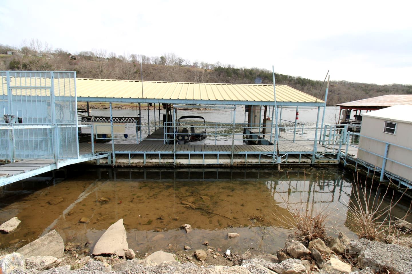 Cute Lakeside Cabin for an Unforgettable Fishing Adventure on Lake Taneycomo in Rockaway Beach, Missouri
