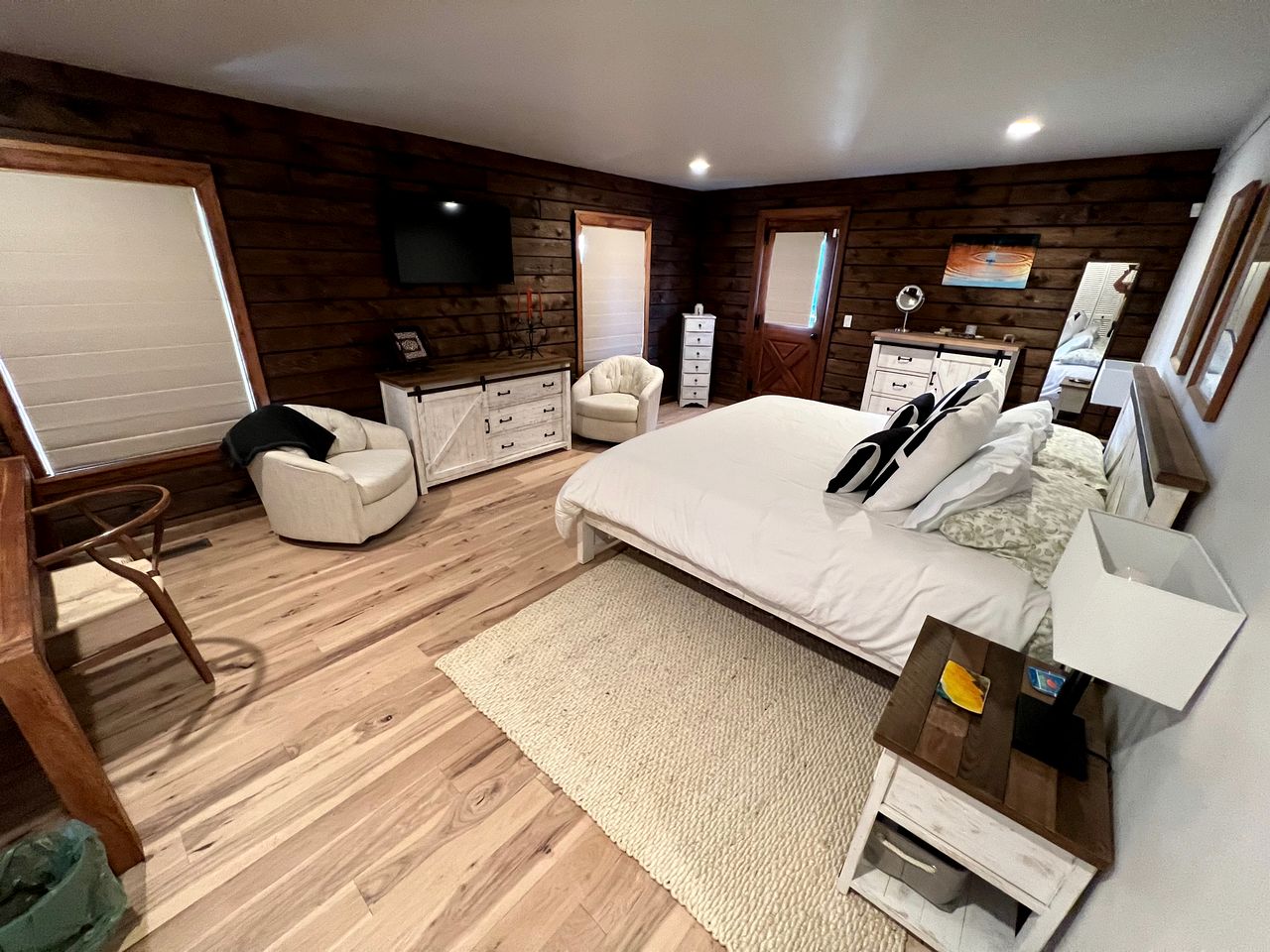 Elegant Western-Style Vacation Rental with Mountain Views near Madison River in Ennis, Montana