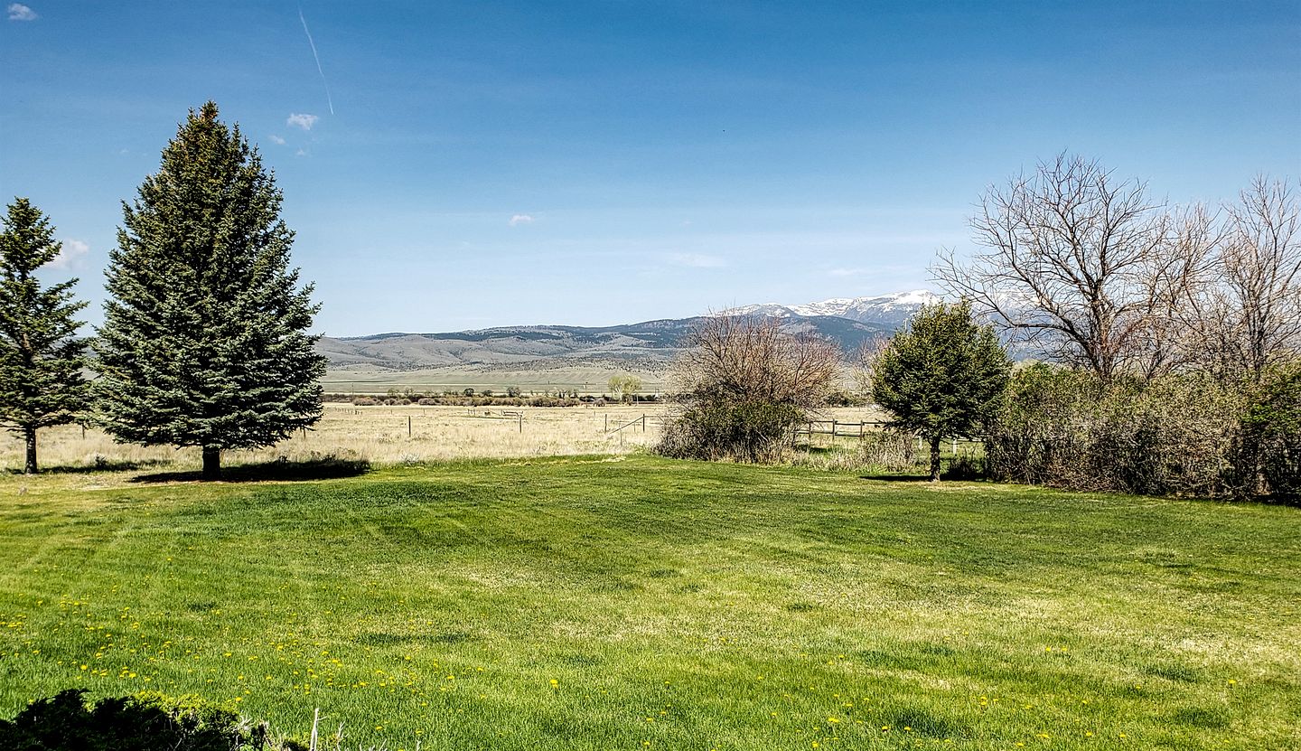 Elegant Western-Style Vacation Rental with Mountain Views near Madison River in Ennis, Montana