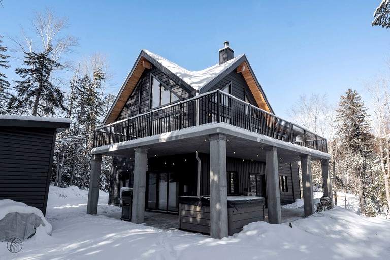 Stunning Cabin with Hot Tub near Ski Slopes in Saint Côme, Quebec