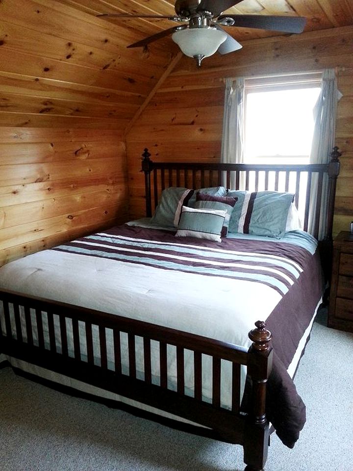 Luxury Log Cabin with Hot Tub in Seven Devils, North Carolina