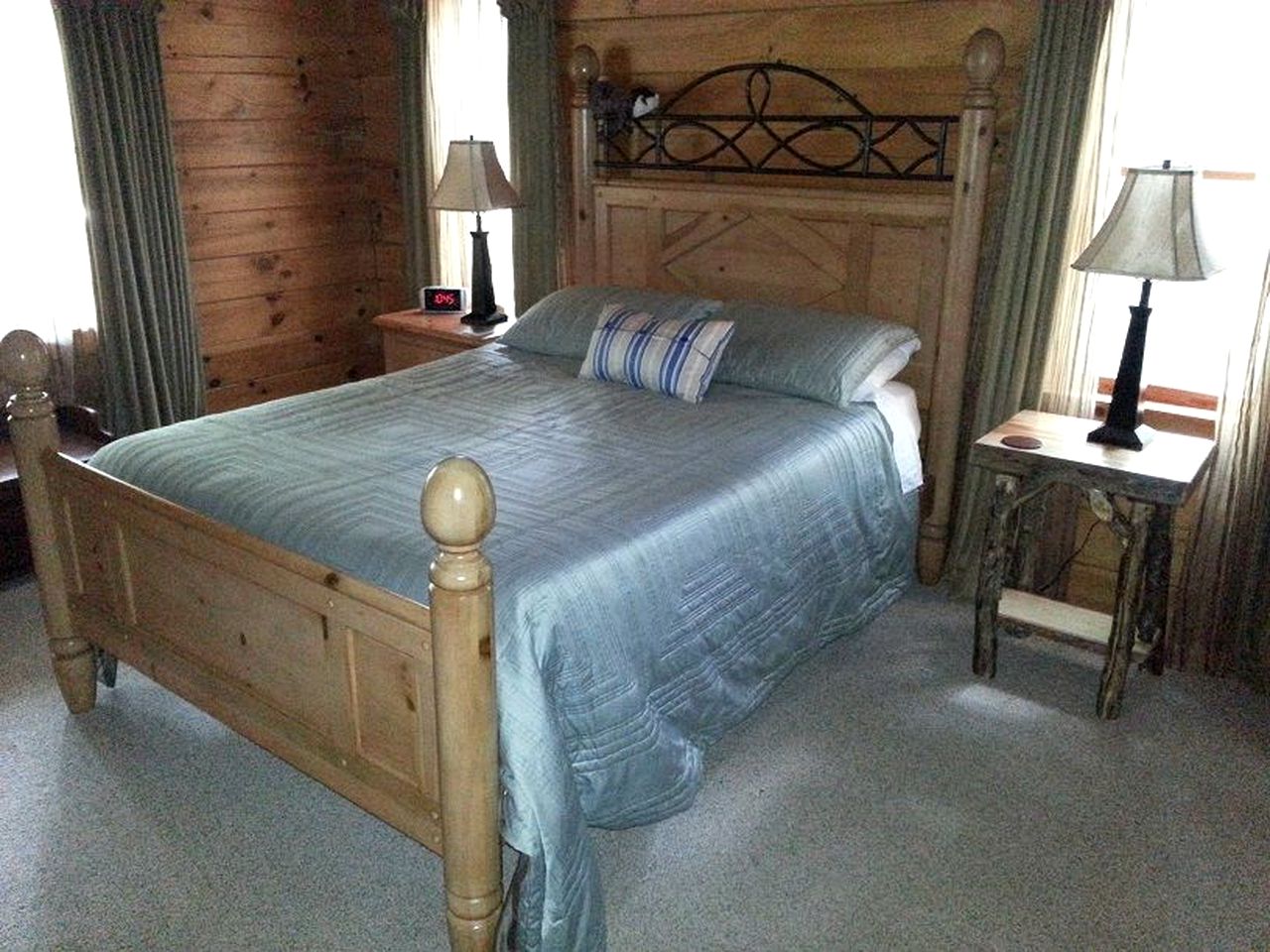 Luxury Log Cabin with Hot Tub in Seven Devils, North Carolina