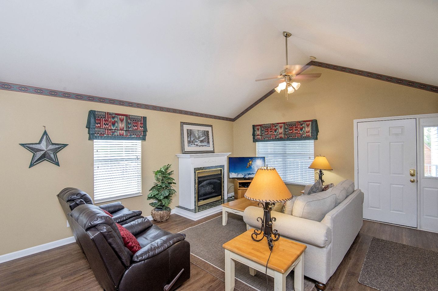 Comfy Cabin with Hot-Tub Perfect for Family Vacation in Pigeon Forge, Tennessee