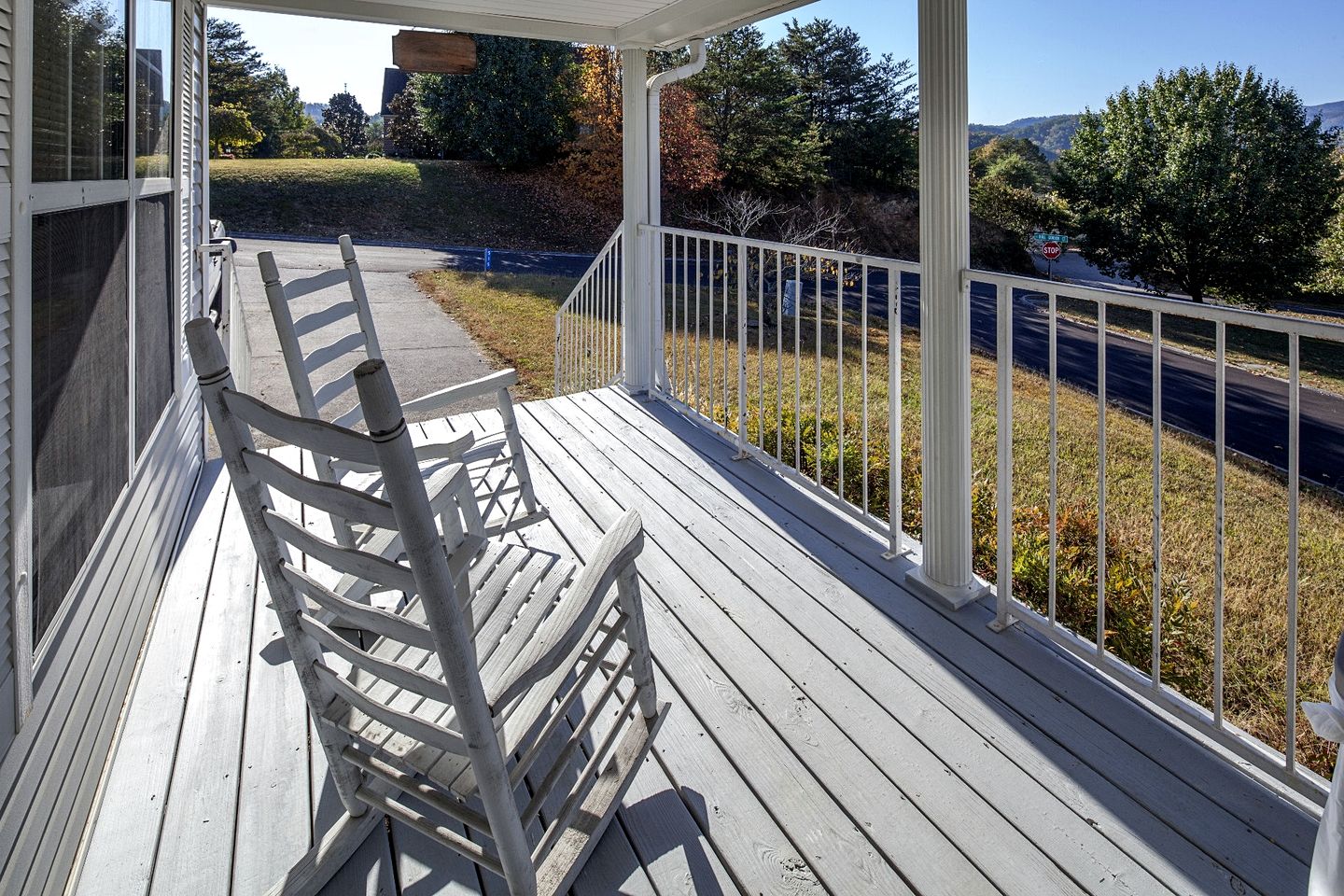 Comfy Cabin with Hot-Tub Perfect for Family Vacation in Pigeon Forge, Tennessee
