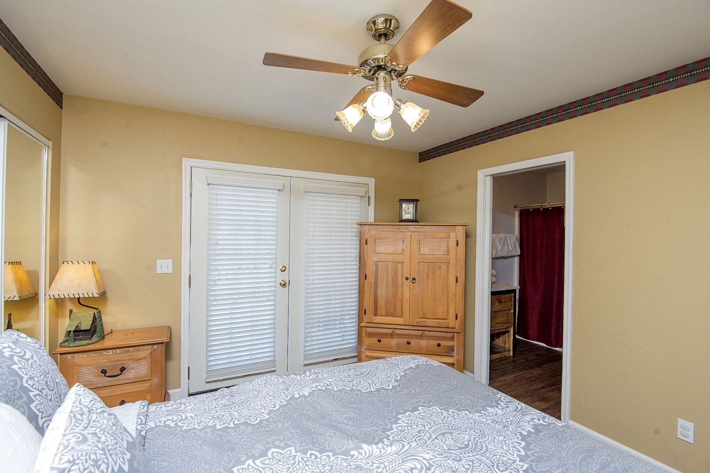 Comfy Cabin with Hot-Tub Perfect for Family Vacation in Pigeon Forge, Tennessee