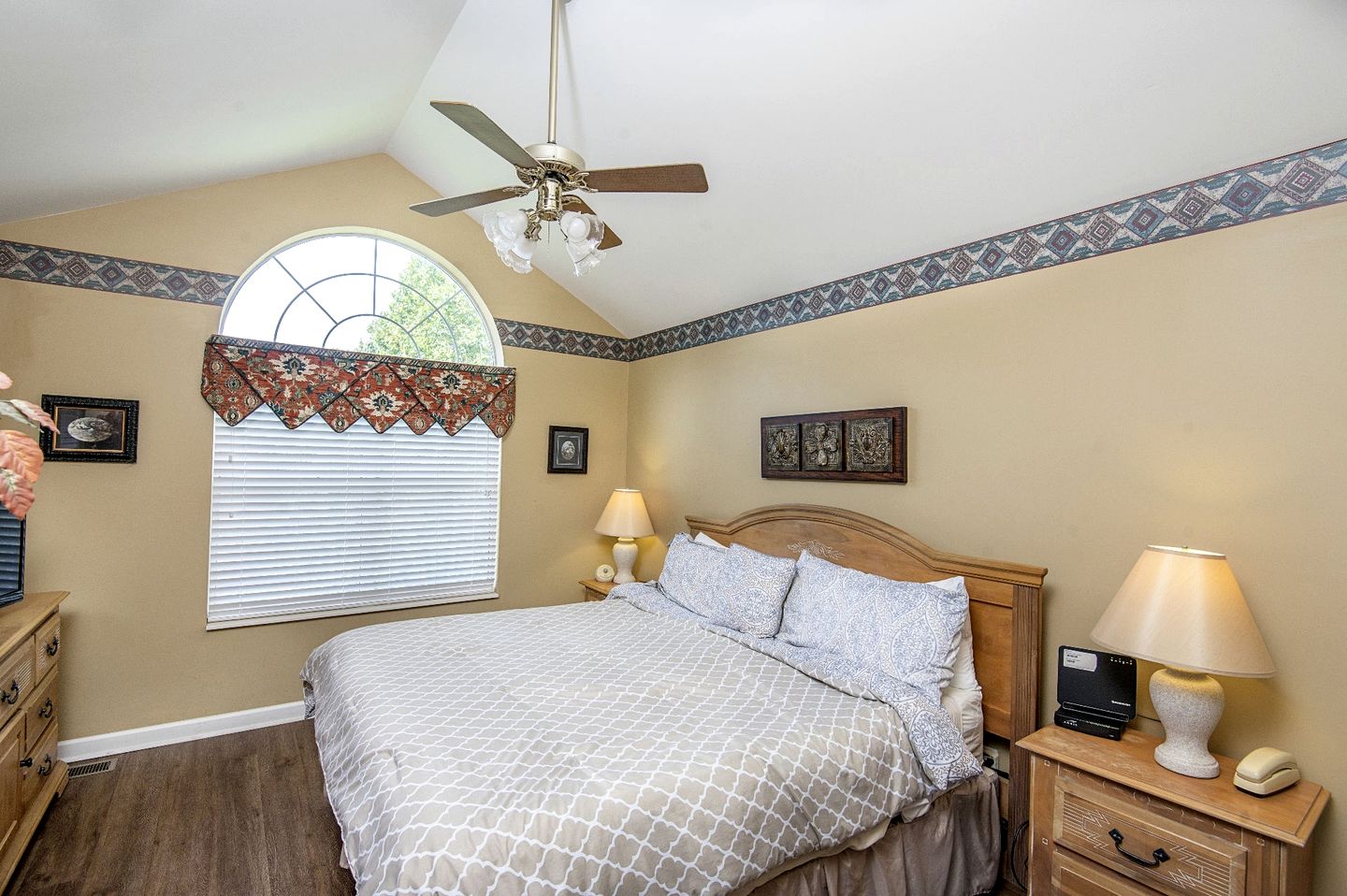 Comfy Cabin with Hot-Tub Perfect for Family Vacation in Pigeon Forge, Tennessee