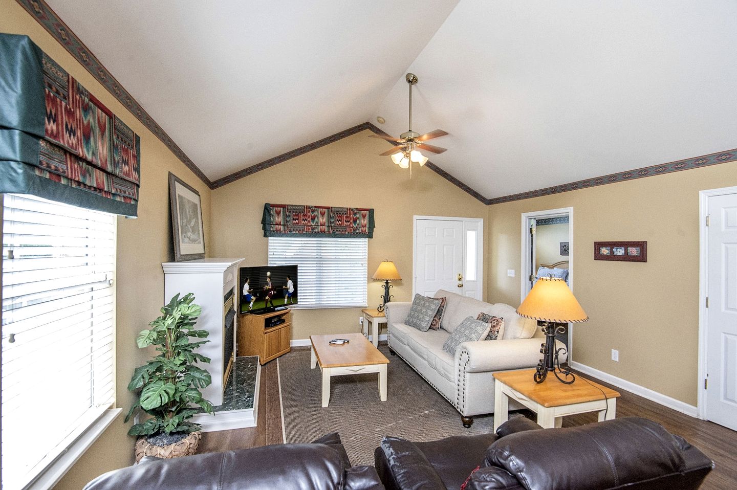 Comfy Cabin with Hot-Tub Perfect for Family Vacation in Pigeon Forge, Tennessee
