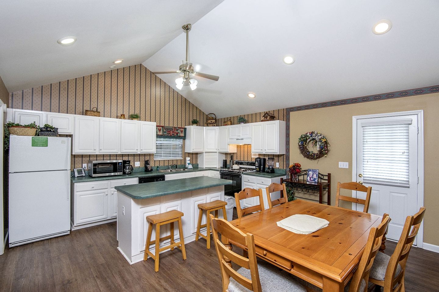 Comfy Cabin with Hot-Tub Perfect for Family Vacation in Pigeon Forge, Tennessee