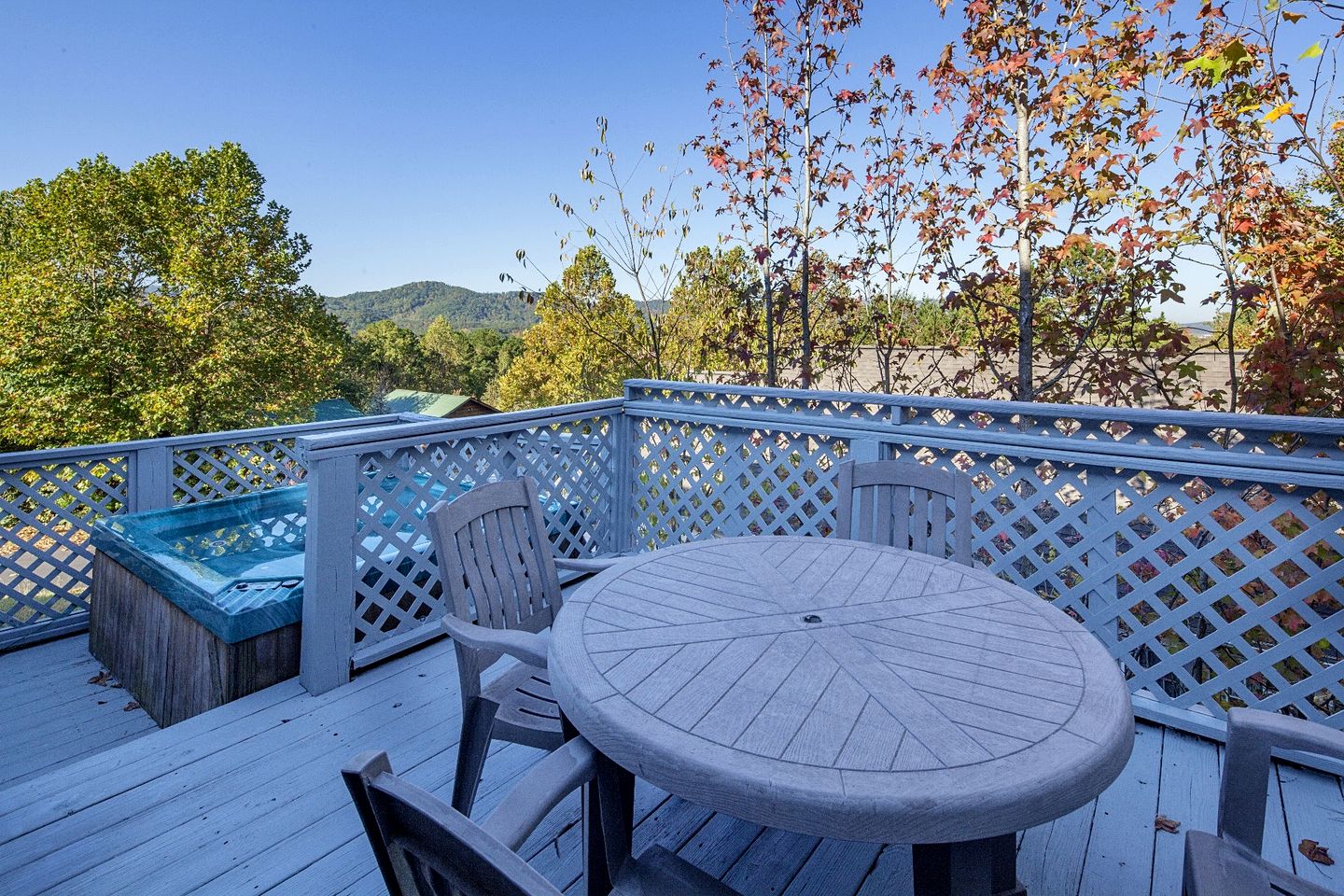 Comfy Cabin with Hot-Tub Perfect for Family Vacation in Pigeon Forge, Tennessee