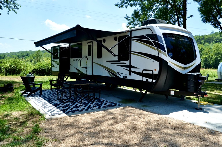 Amazing Caravan Placed in a Privileged Area in  Branson, Missouri