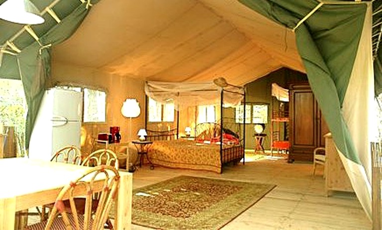 Safari Tents (Le Poet Celard, Auvergne-Rhône-Alpes, France)