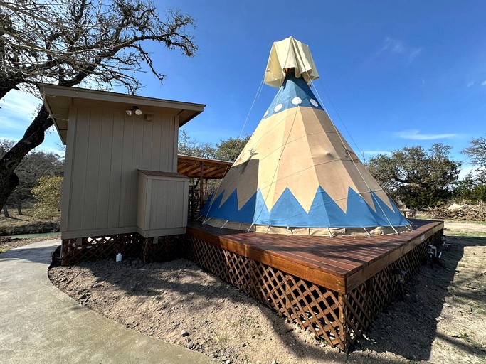 Riverside Tipi Rental with Hot Tub, Perfect for Glamping Getaways in Texas