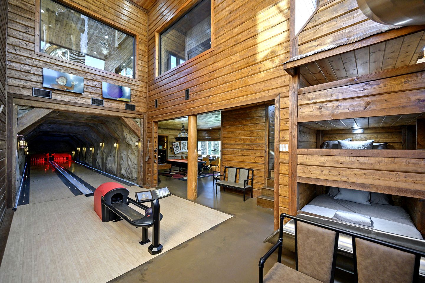 Outstanding Cabin up to 50 People with Bowling, Private Cinema and Fantastic Sightd in Broken Bow, Oklahoma