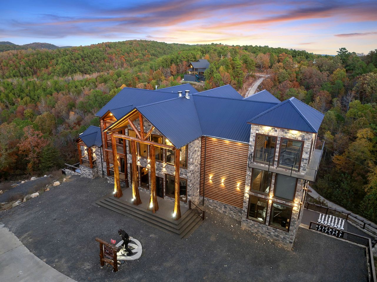 Outstanding Cabin up to 50 People with Bowling, Private Cinema and Fantastic Sightd in Broken Bow, Oklahoma