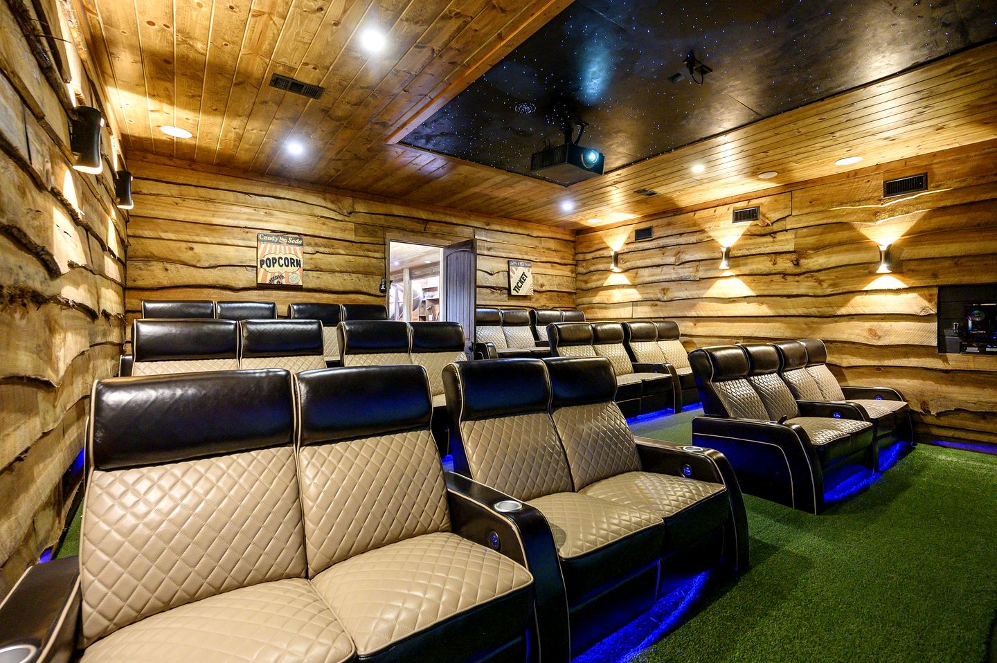 Outstanding Cabin up to 50 People with Bowling, Private Cinema and Fantastic Sightd in Broken Bow, Oklahoma