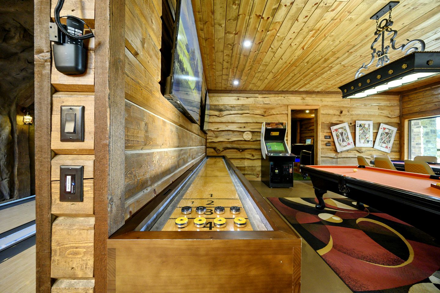 Outstanding Cabin up to 50 People with Bowling, Private Cinema and Fantastic Sightd in Broken Bow, Oklahoma