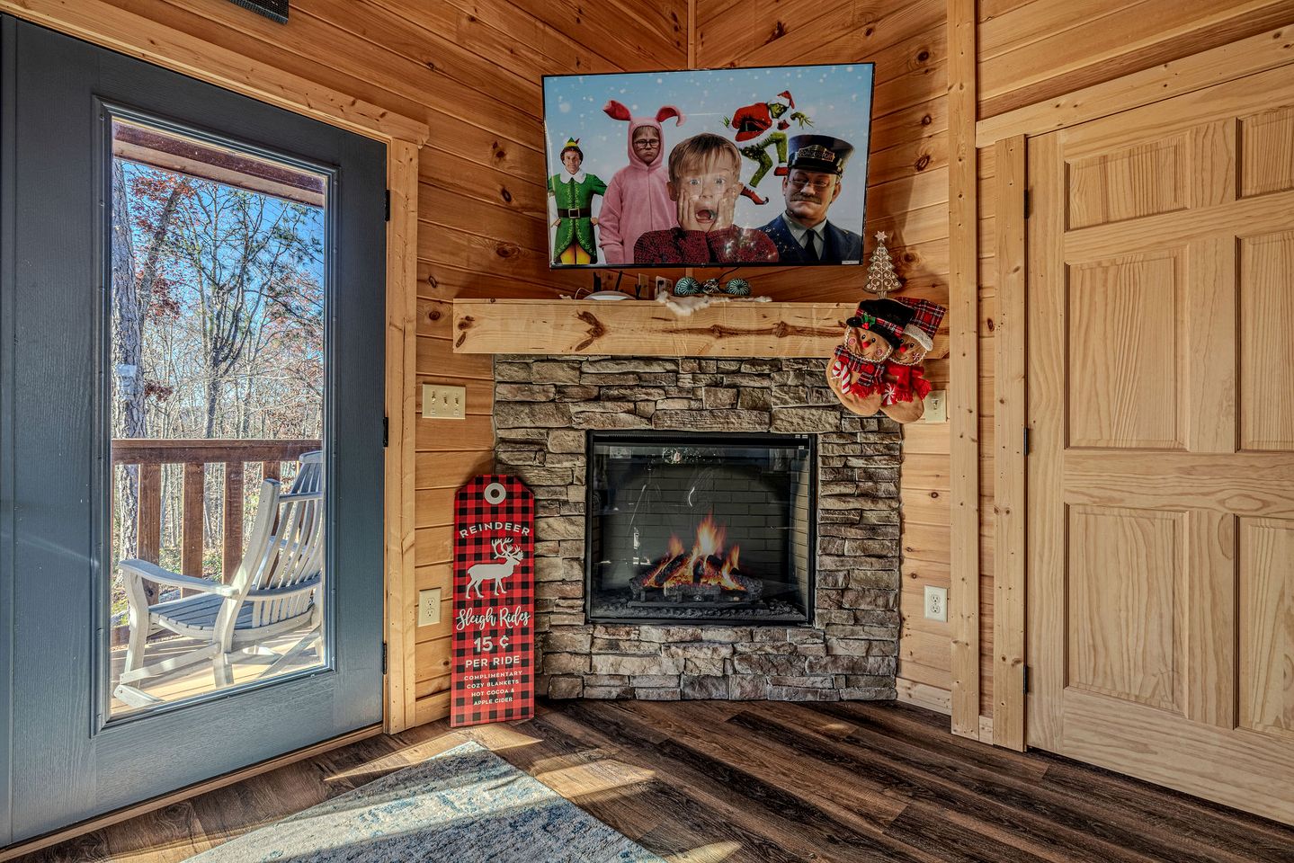 Outstanding Cabin with Air Hockey Table Beautifully Designed in Tennessee
