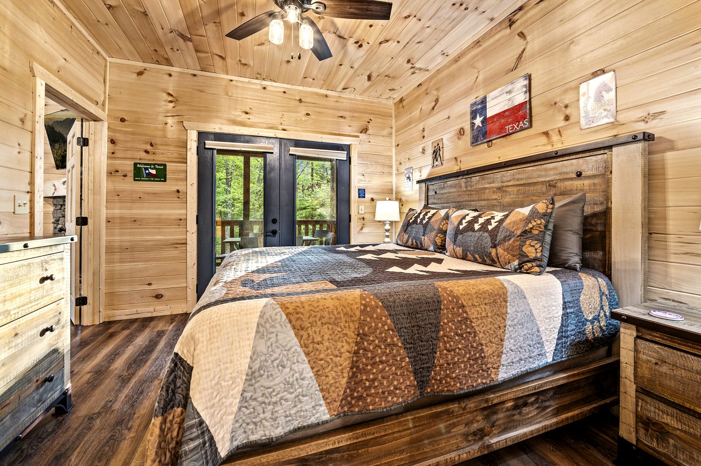 Outstanding Cabin with Air Hockey Table Beautifully Designed in Tennessee