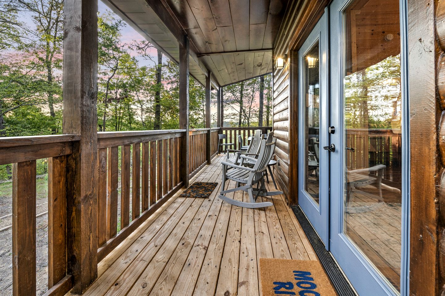 Outstanding Cabin with Air Hockey Table Beautifully Designed in Tennessee
