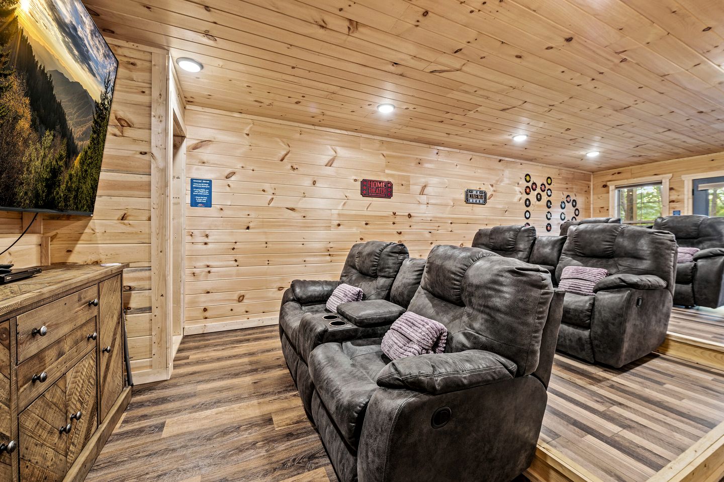 Outstanding Cabin with Air Hockey Table Beautifully Designed in Tennessee