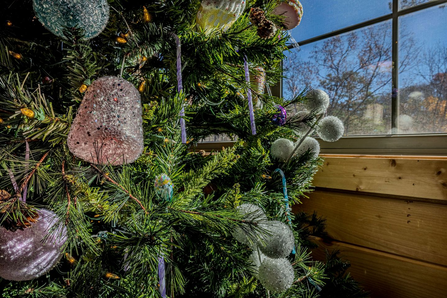 Outstanding Cabin with Air Hockey Table Beautifully Designed in Tennessee