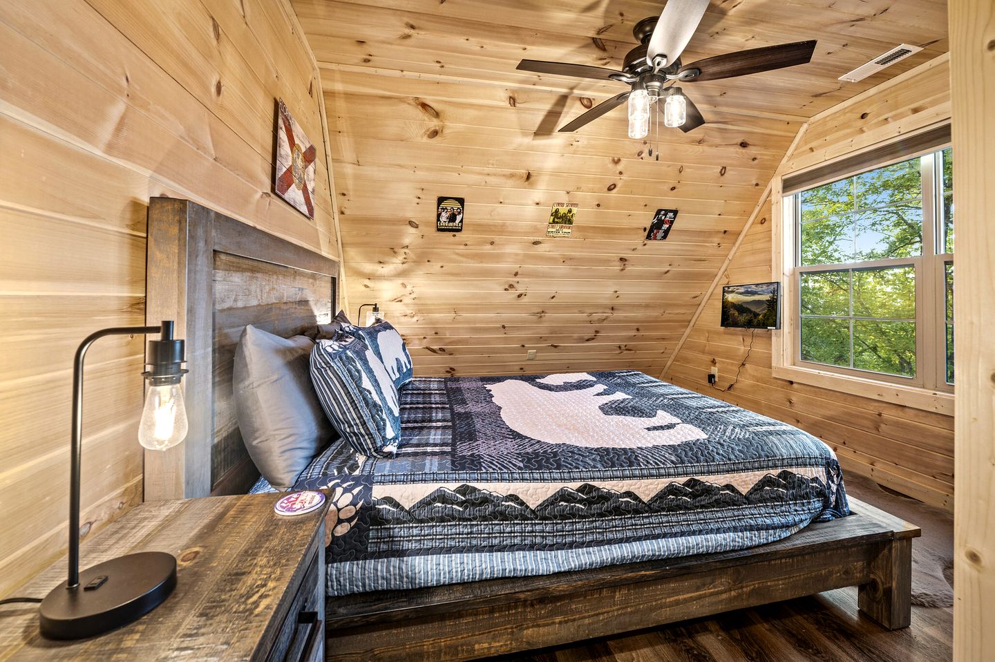 Outstanding Cabin with Air Hockey Table Beautifully Designed in Tennessee