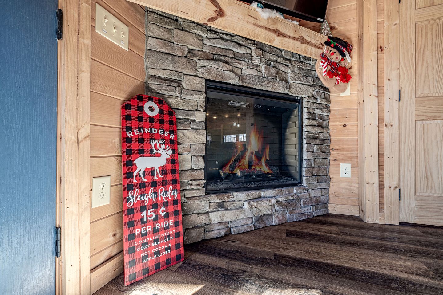Outstanding Cabin with Air Hockey Table Beautifully Designed in Tennessee