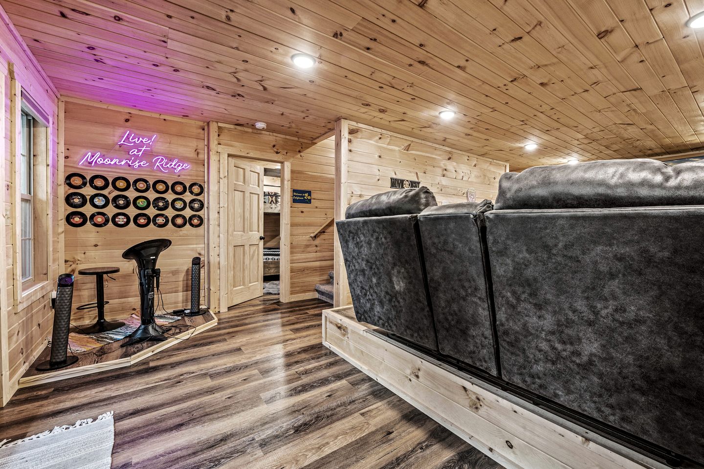 Outstanding Cabin with Air Hockey Table Beautifully Designed in Tennessee