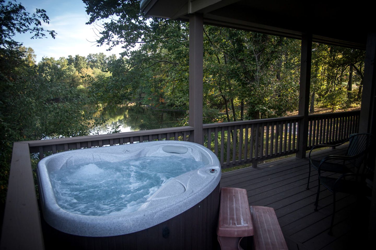 Outstanding Cabin with Hot-tub in Carbondale, Illinois