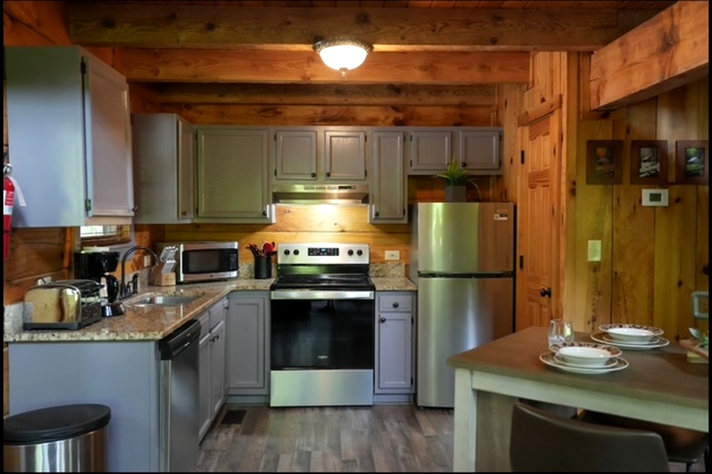 Outstanding Cabin with Hot-tub and Great Forest Views in Sevierville, Tennessee