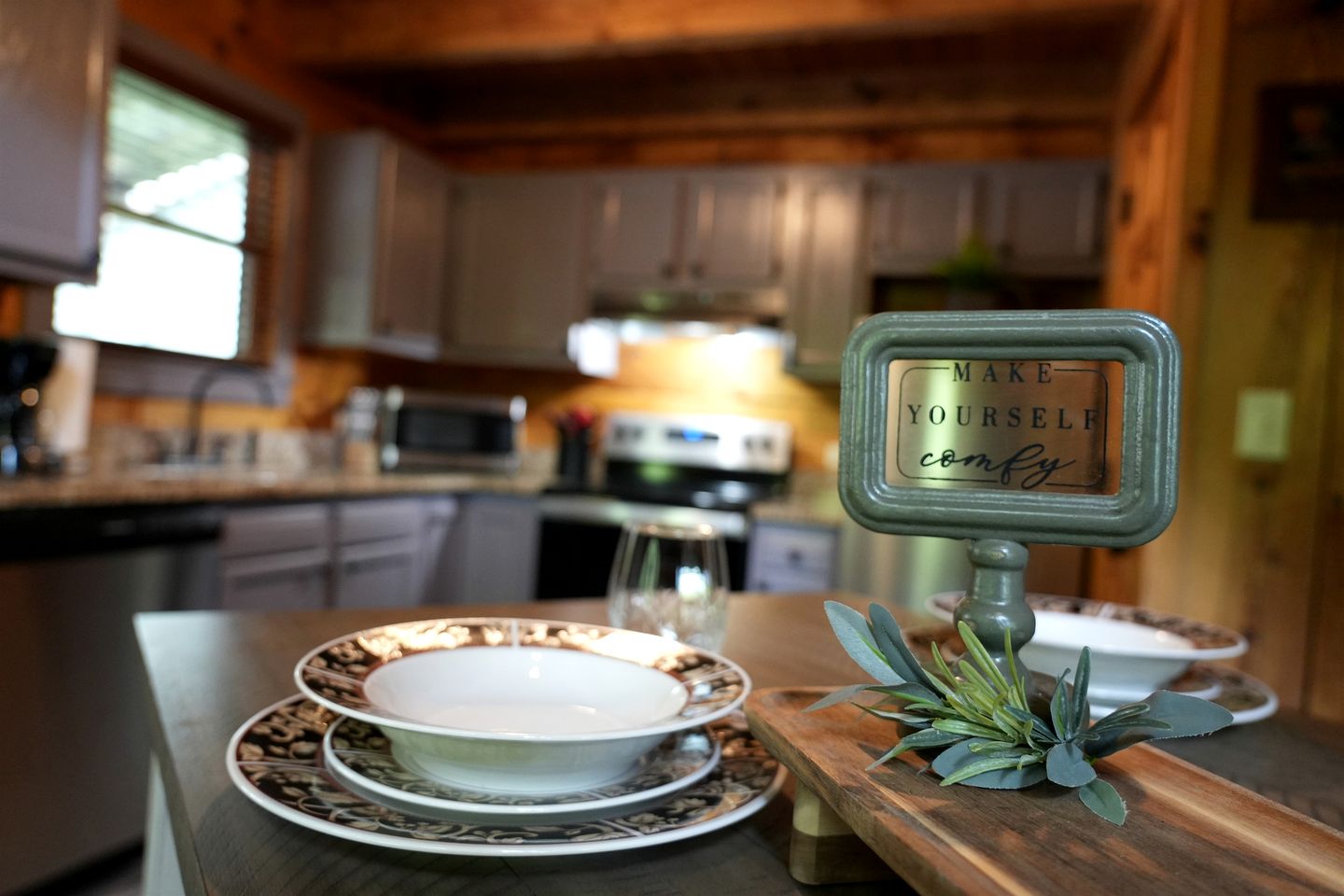 Outstanding Cabin with Hot-tub and Great Forest Views in Sevierville, Tennessee
