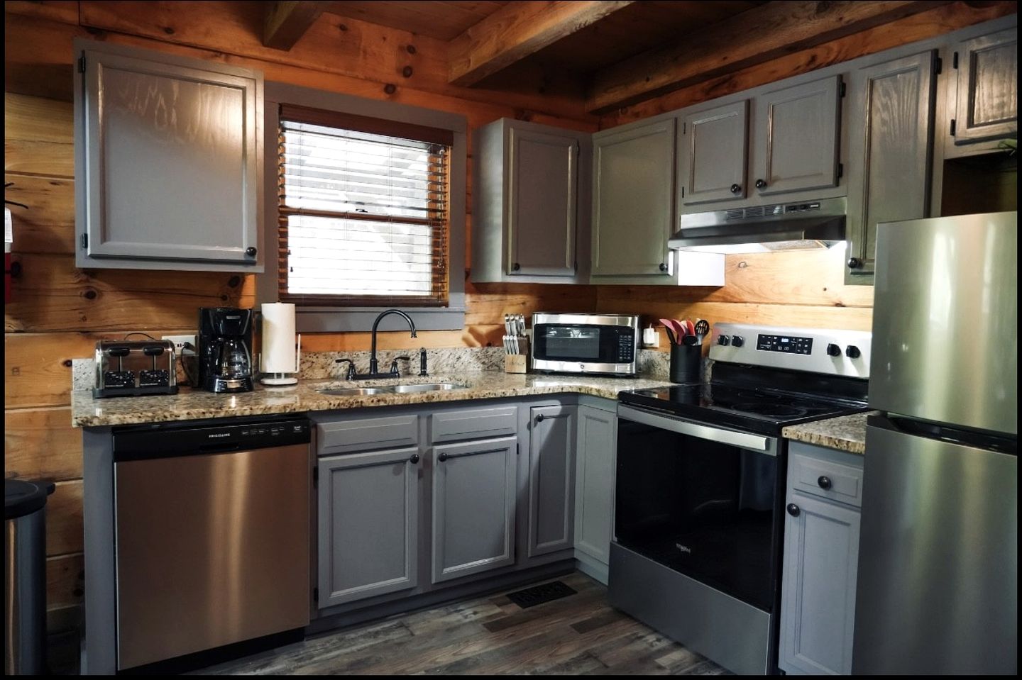 Outstanding Cabin with Hot-tub and Great Forest Views in Sevierville, Tennessee