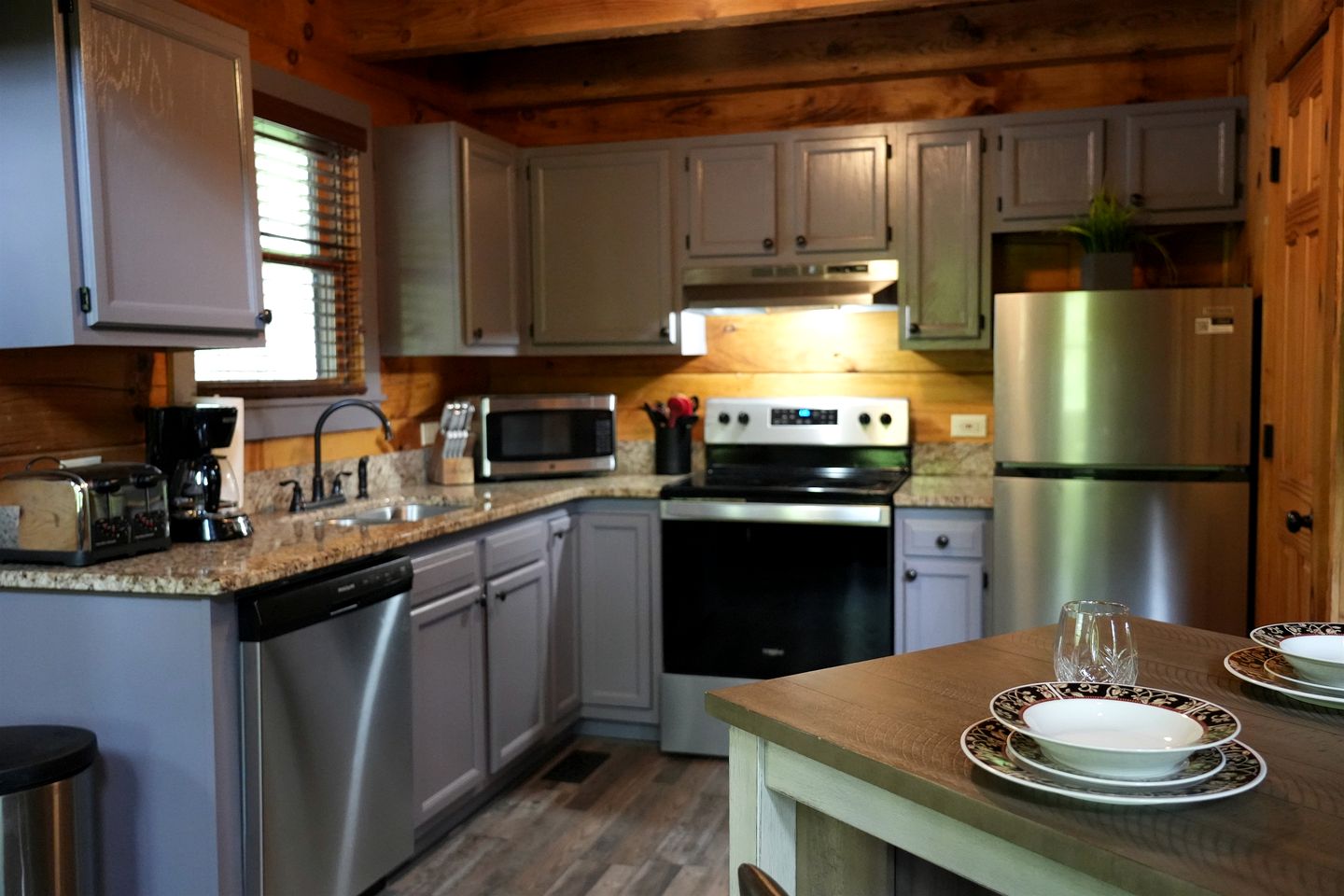 Outstanding Cabin with Hot-tub and Great Forest Views in Sevierville, Tennessee