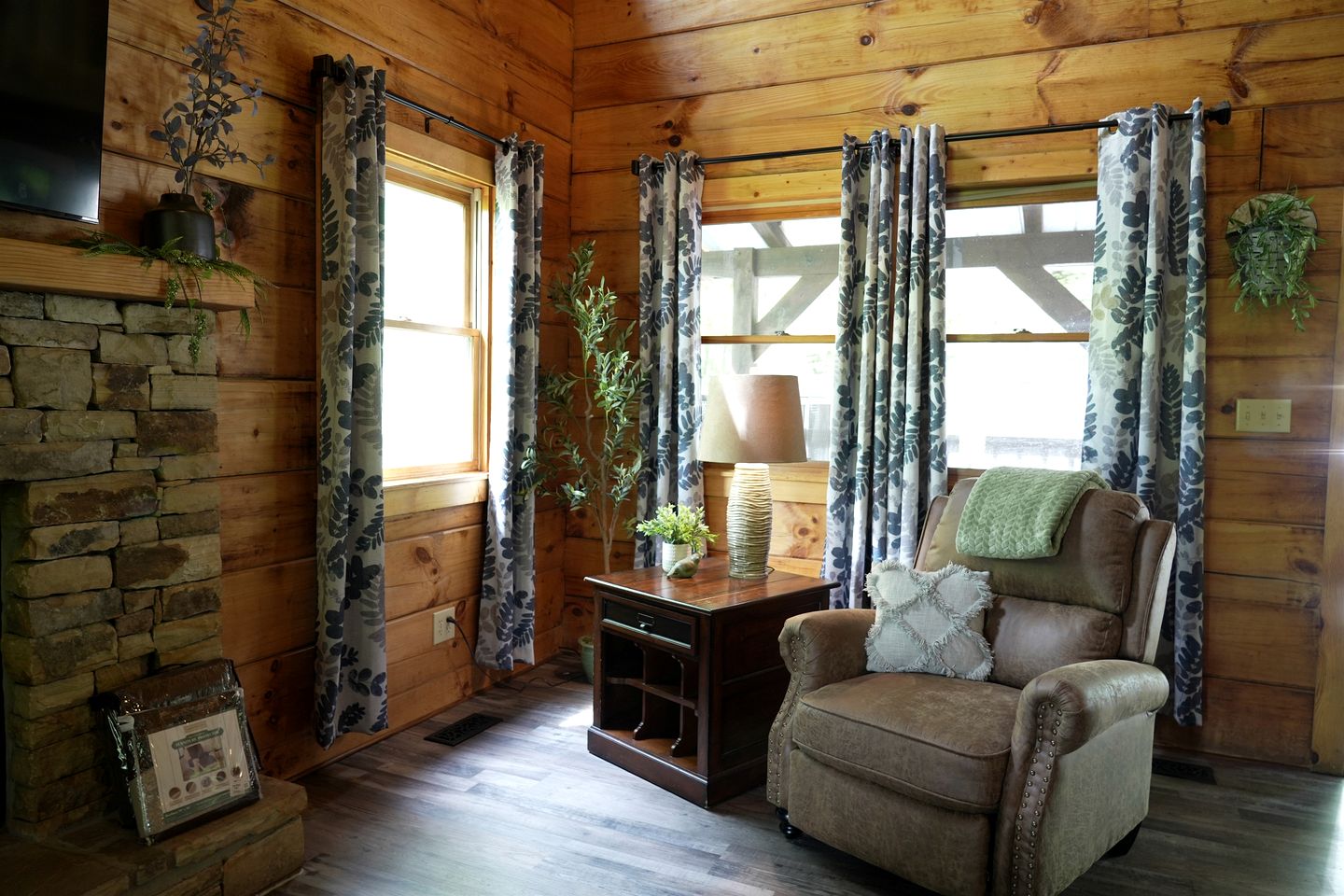 Outstanding Cabin with Hot-tub and Great Forest Views in Sevierville, Tennessee
