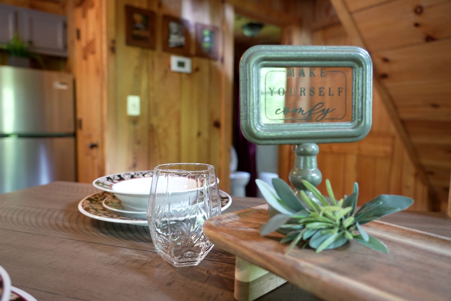 Outstanding Cabin with Hot-tub and Great Forest Views in Sevierville, Tennessee