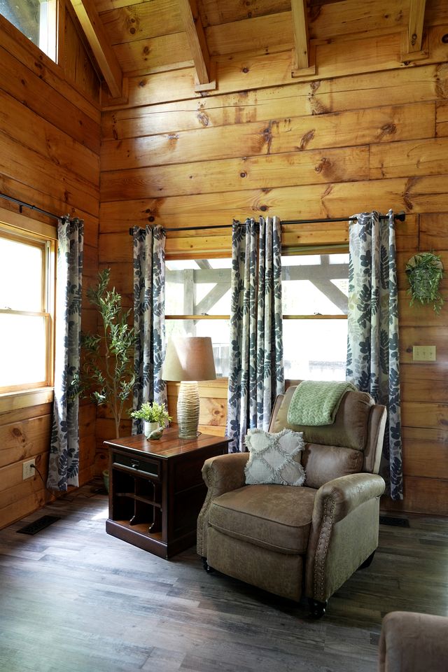 Outstanding Cabin with Hot-tub and Great Forest Views in Sevierville, Tennessee