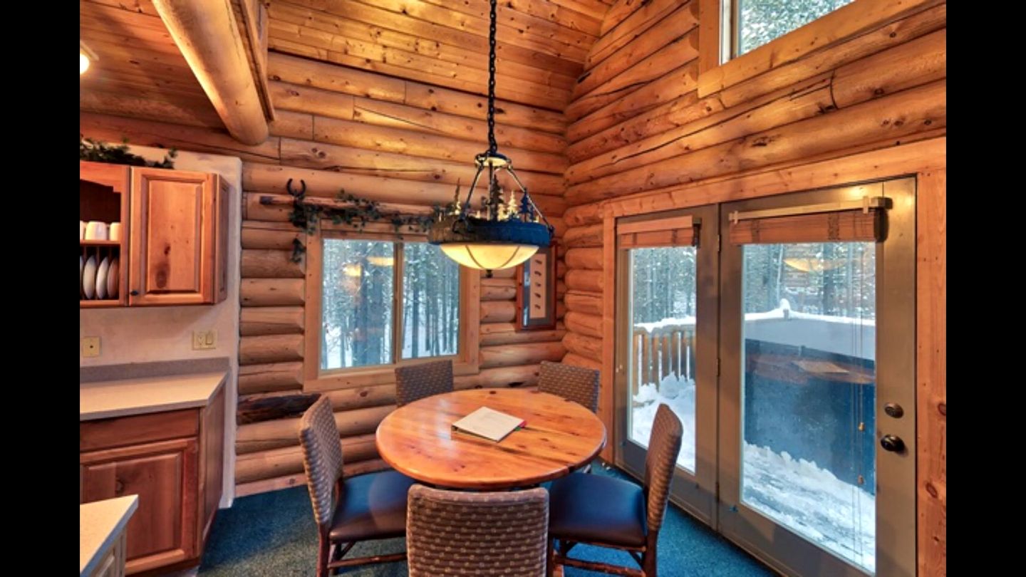 Outstanding Cabin with Hot-tub in Island Park, Idaho