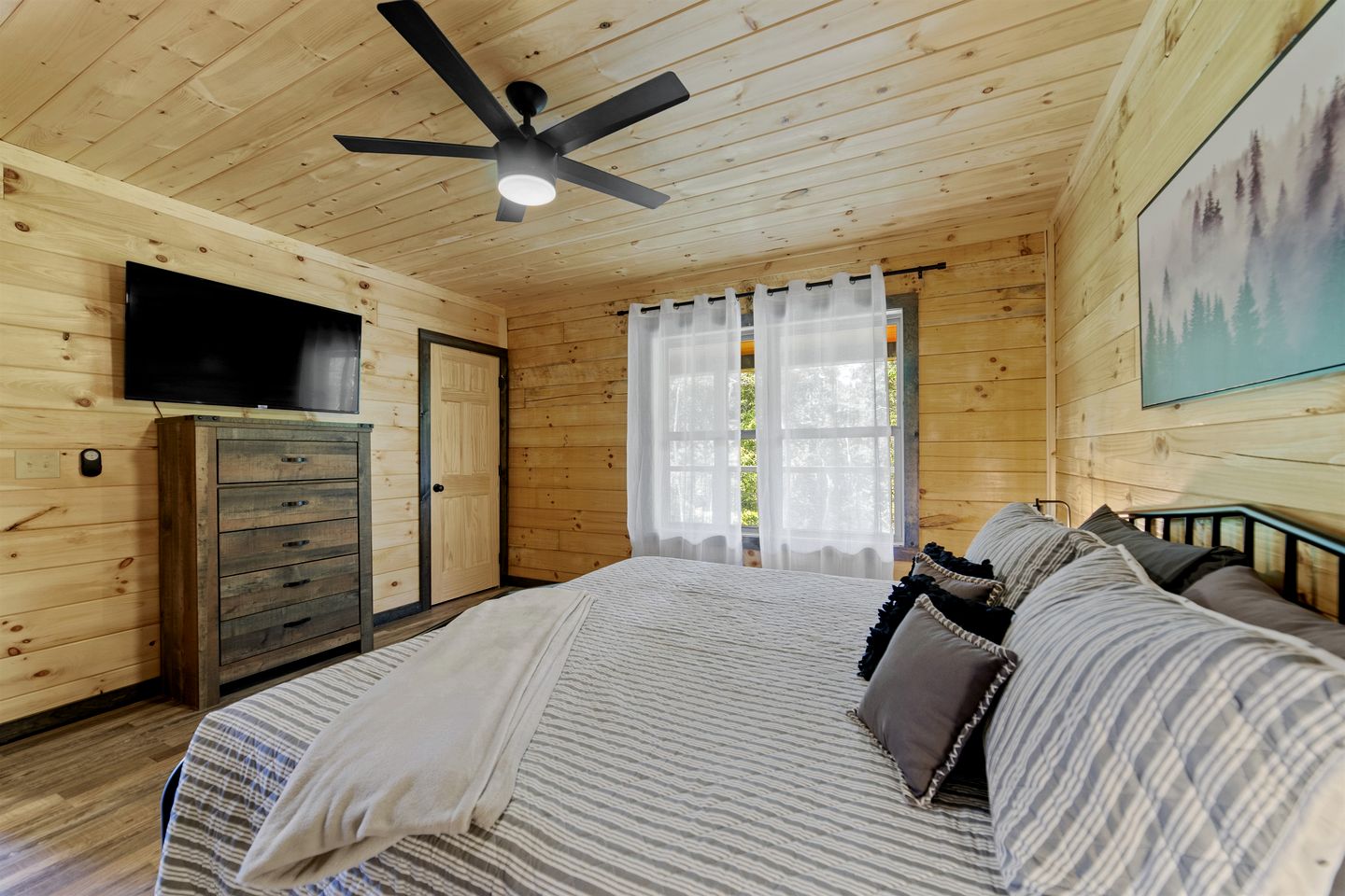 Outstanding Cabin with Interior Pool in Sevierville, Tennessee
