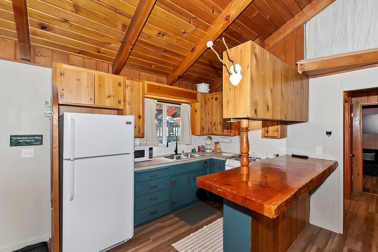 Outstanding Cabin Nestled Amidst Trees and Barbecue Provided in Big Bear Lake, California