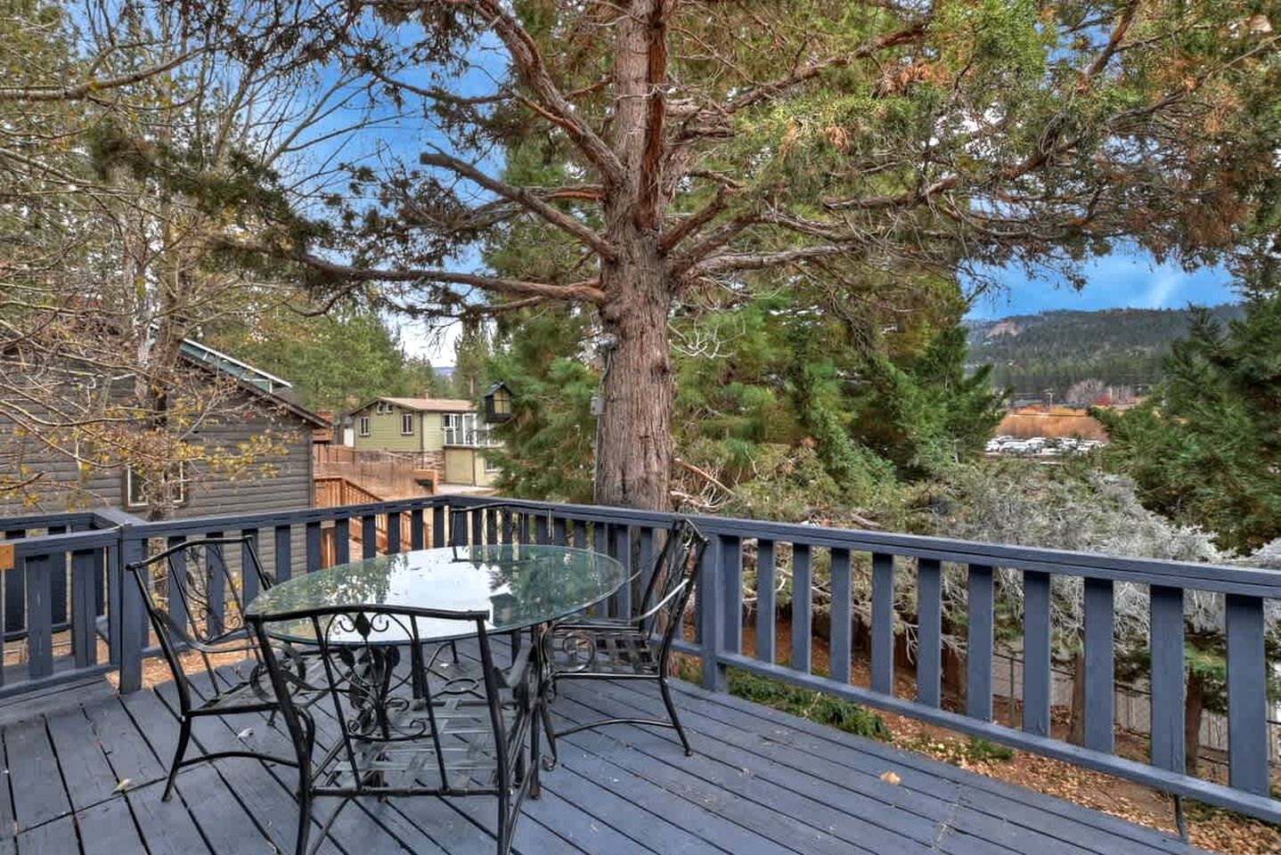 Outstanding Cabin Nestled Amidst Trees and Barbecue Provided in Big Bear Lake, California