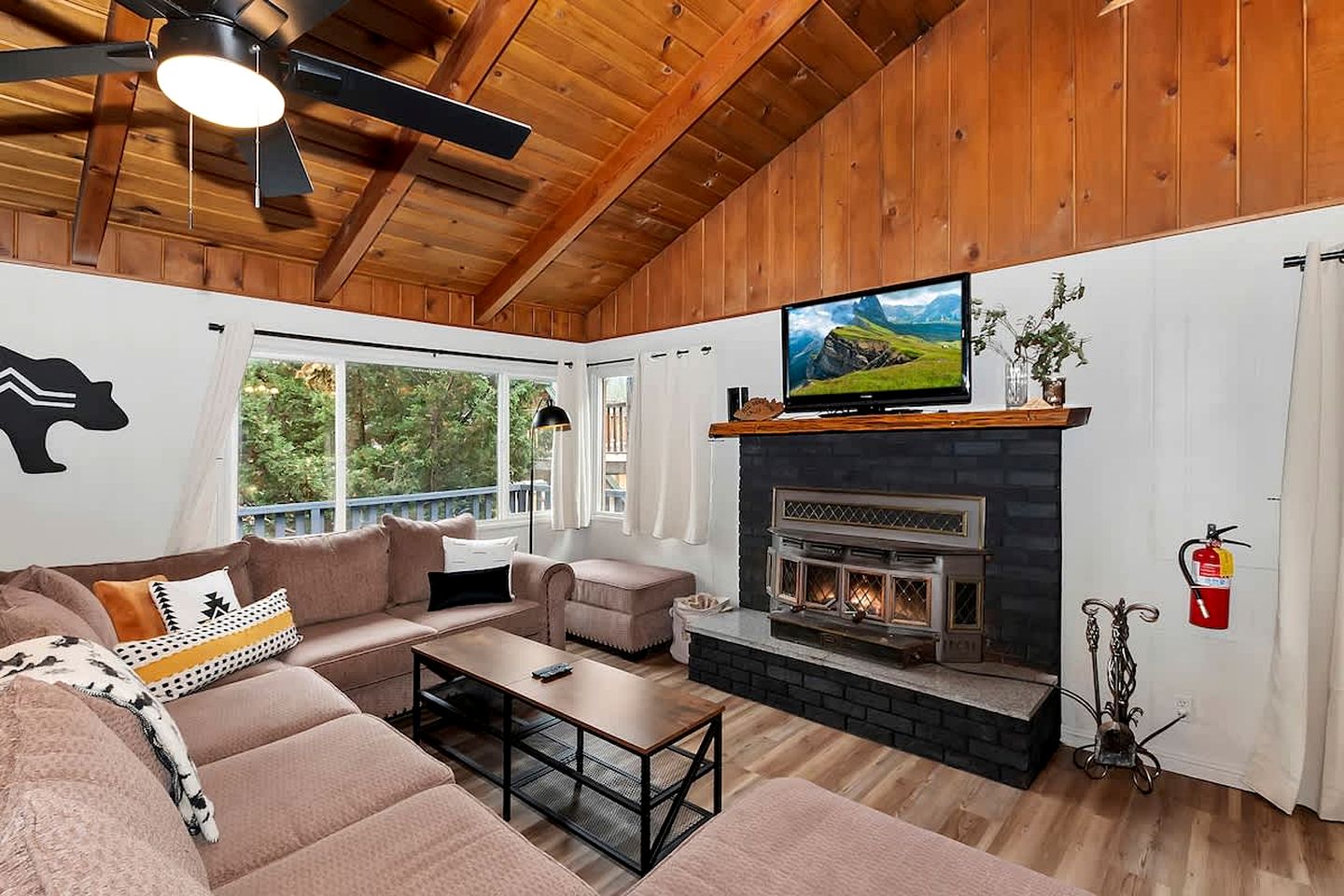 Outstanding Cabin Nestled Amidst Trees and Barbecue Provided in Big Bear Lake, California