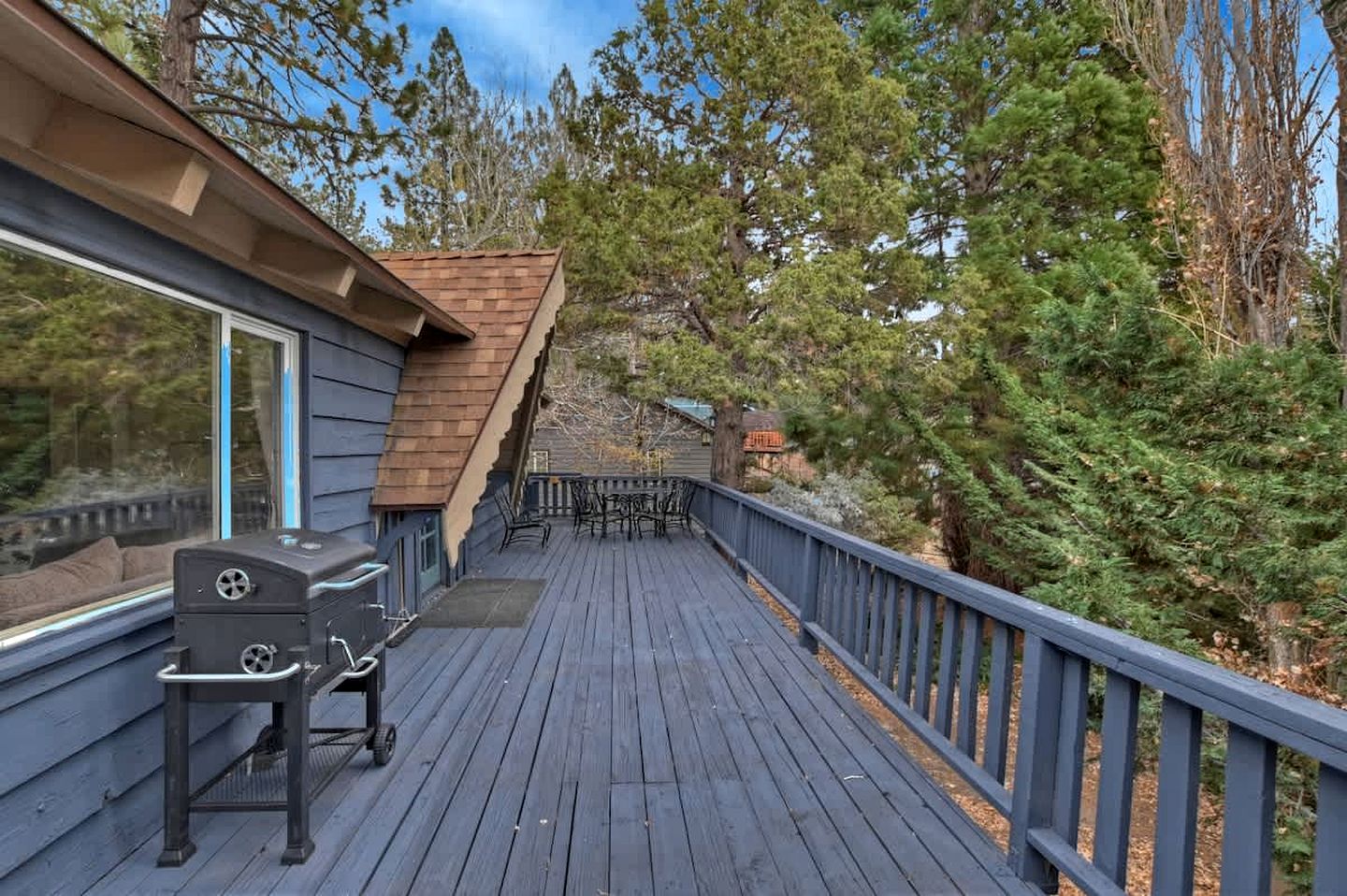 Outstanding Cabin Nestled Amidst Trees and Barbecue Provided in Big Bear Lake, California