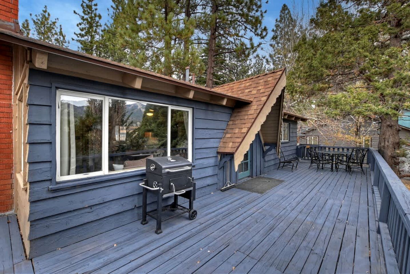 Outstanding Cabin Nestled Amidst Trees and Barbecue Provided in Big Bear Lake, California