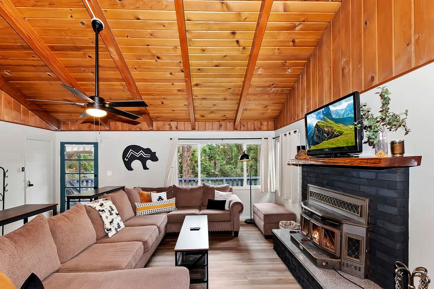 Outstanding Cabin Nestled Amidst Trees and Barbecue Provided in Big Bear Lake, California