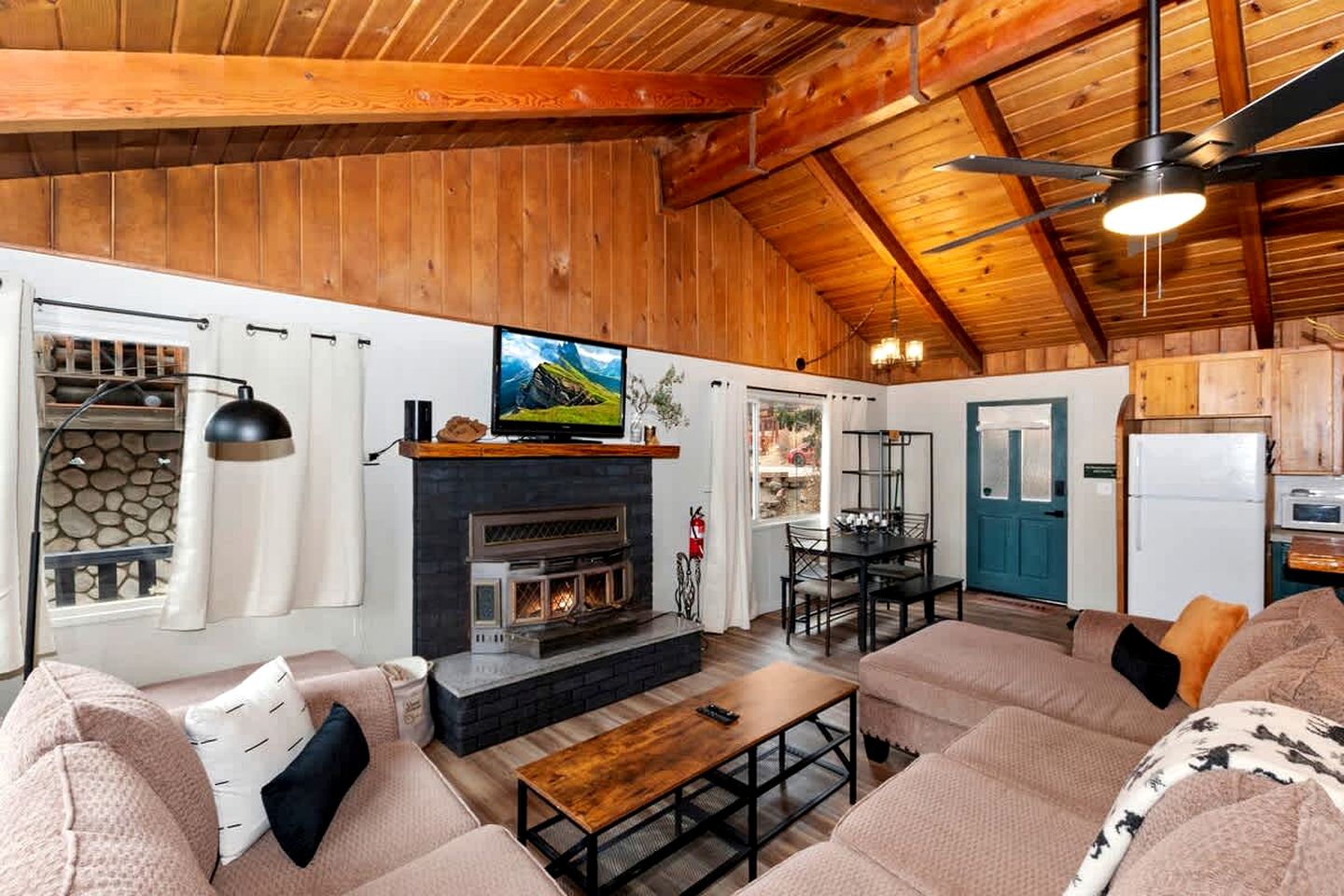 Outstanding Cabin Nestled Amidst Trees and Barbecue Provided in Big Bear Lake, California