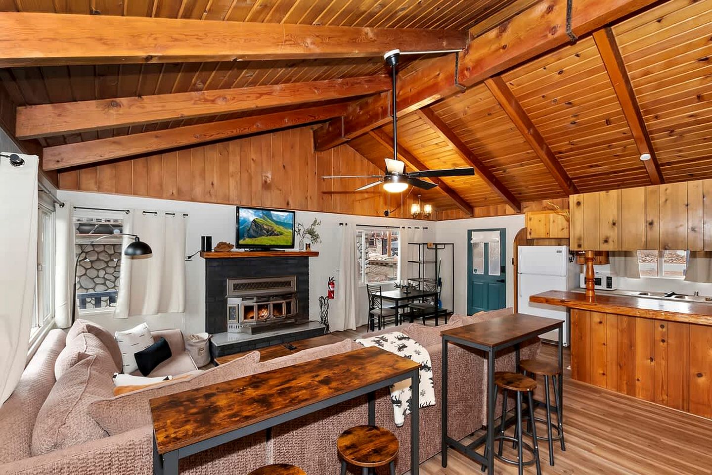 Outstanding Cabin Nestled Amidst Trees and Barbecue Provided in Big Bear Lake, California