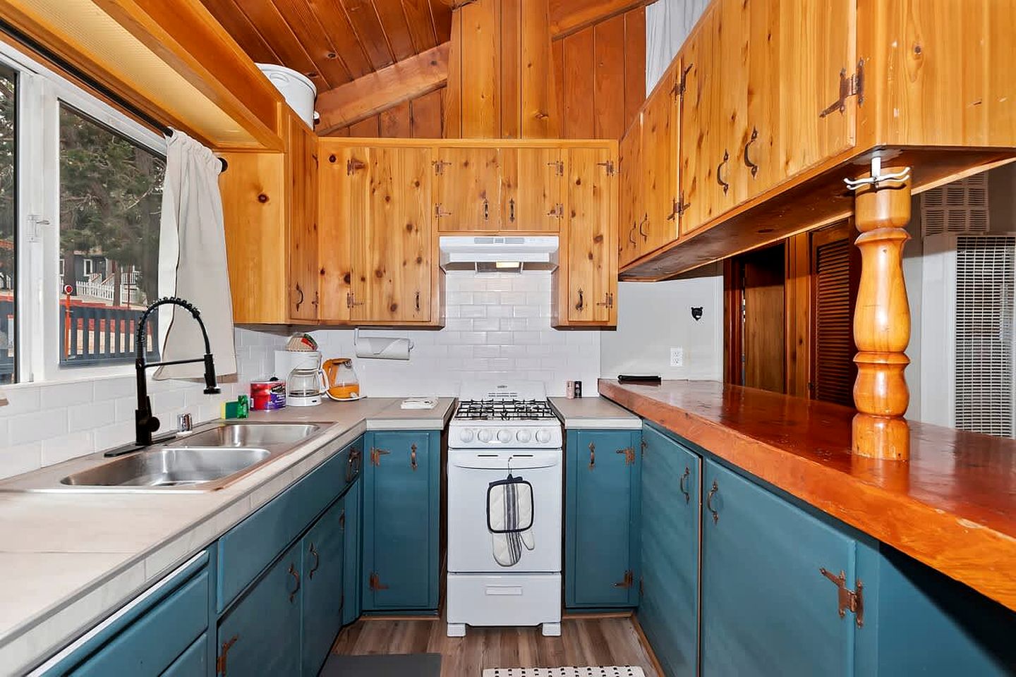 Outstanding Cabin Nestled Amidst Trees and Barbecue Provided in Big Bear Lake, California