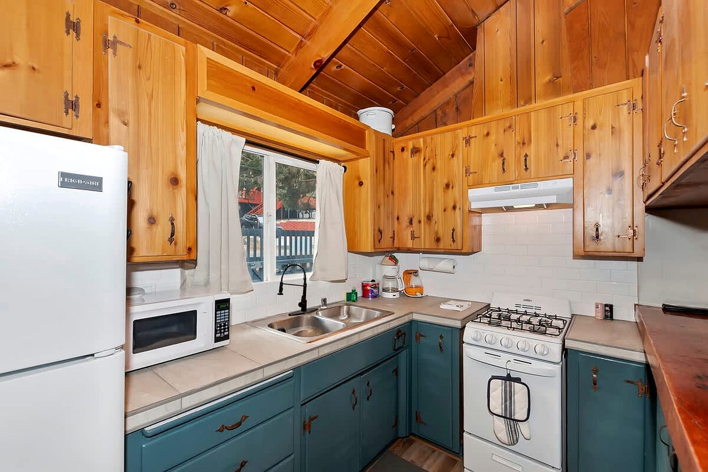 Outstanding Cabin Nestled Amidst Trees and Barbecue Provided in Big Bear Lake, California